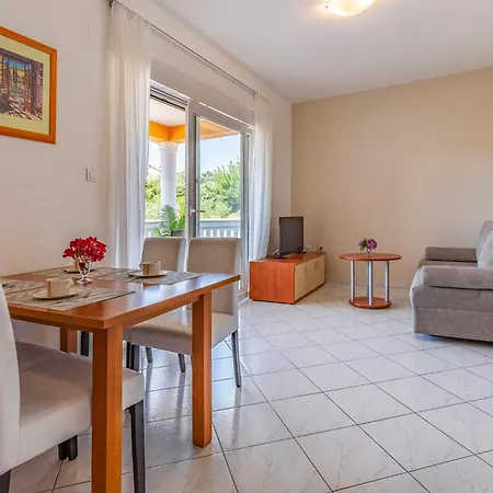 Rok 8 By Interhome بولا